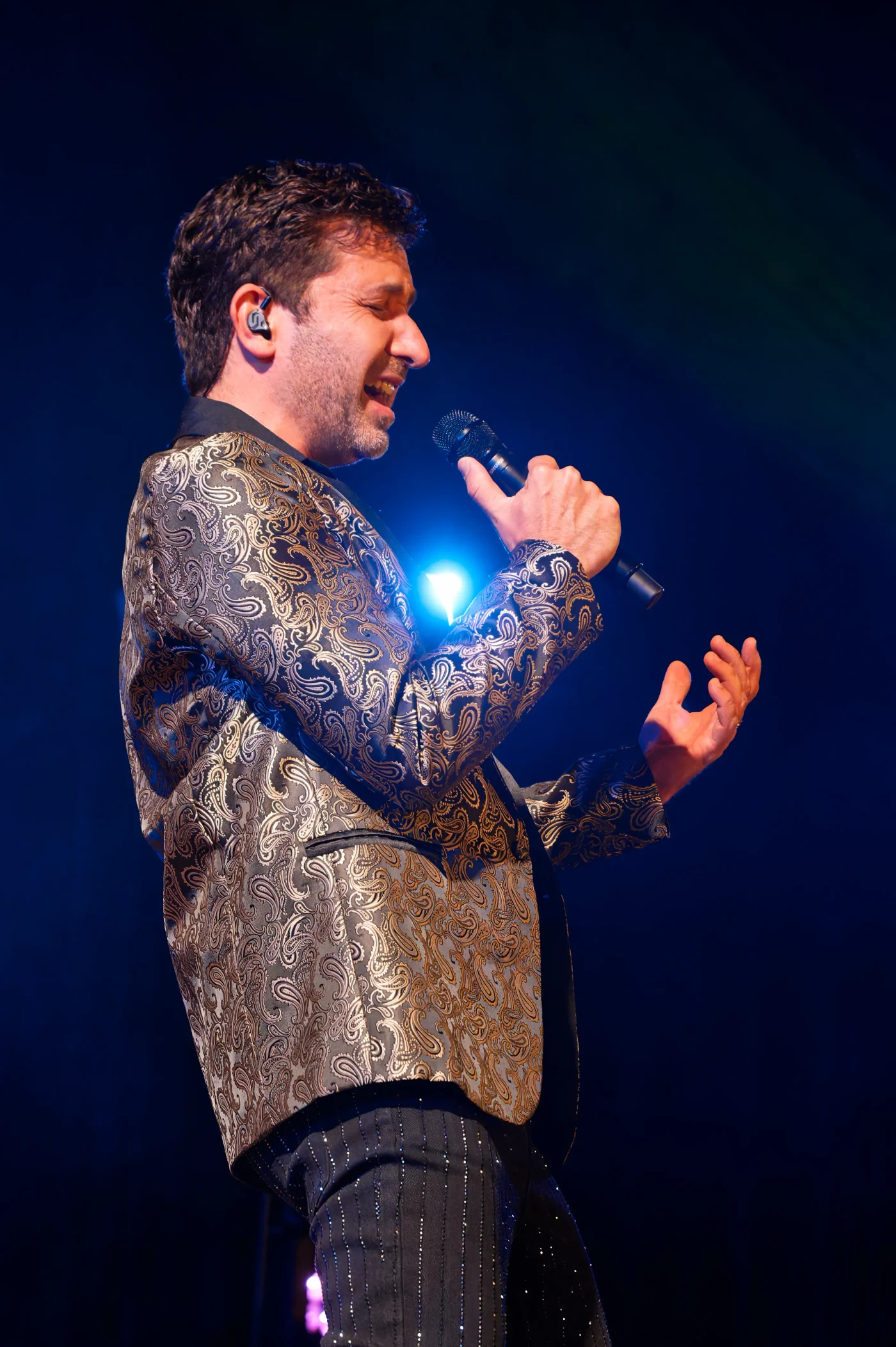 Anthony Da Silva sur scène, hommage à Johnny Hallyday